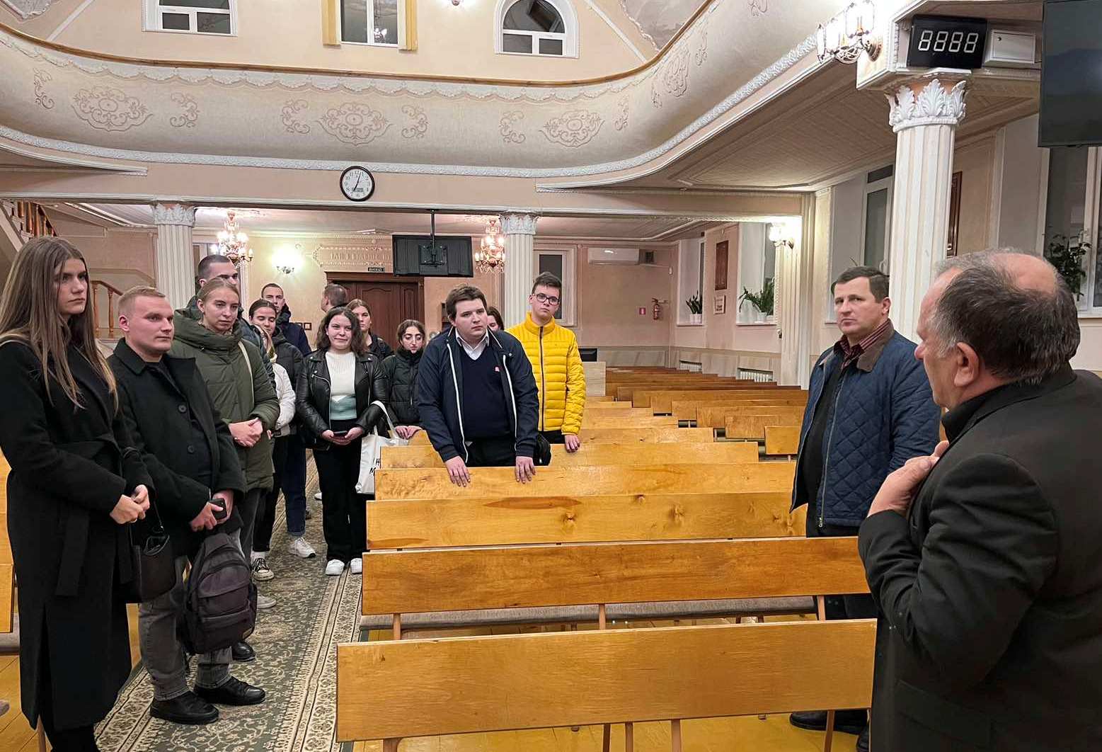 Студенти в домі молитви ЦХВЄ Студенти в домі молитви ЦХВЄ